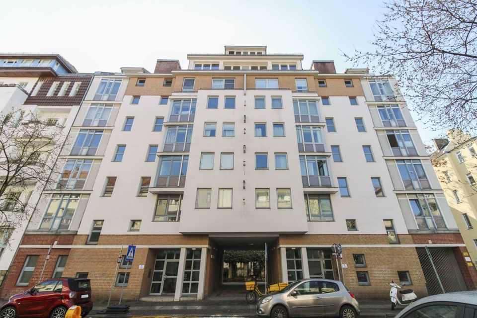 Einzigartige bezugsfreie und möblierte 1-Zimmer-Wohnung mit Holzparkett in Top-Lage in Berlin