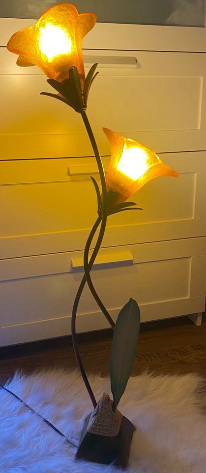 Stehlampe ca. 95 cm hoch mit 2 Lampen in Blütenform in Herne