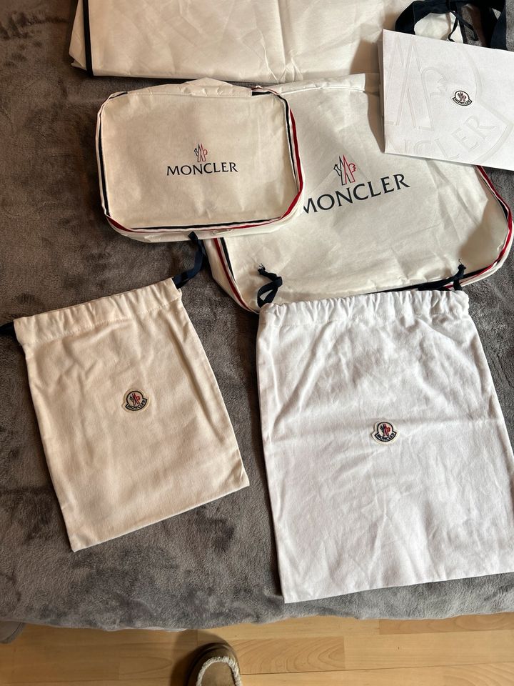 Moncler Bügel Kleidersack Tüte Verpackung in Duisburg
