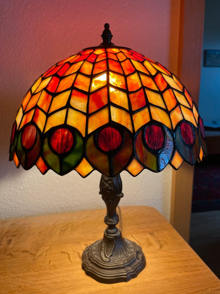 Steh-Lampe echt Tiffany mit Fuß aus Gusseisen in Bad Krozingen