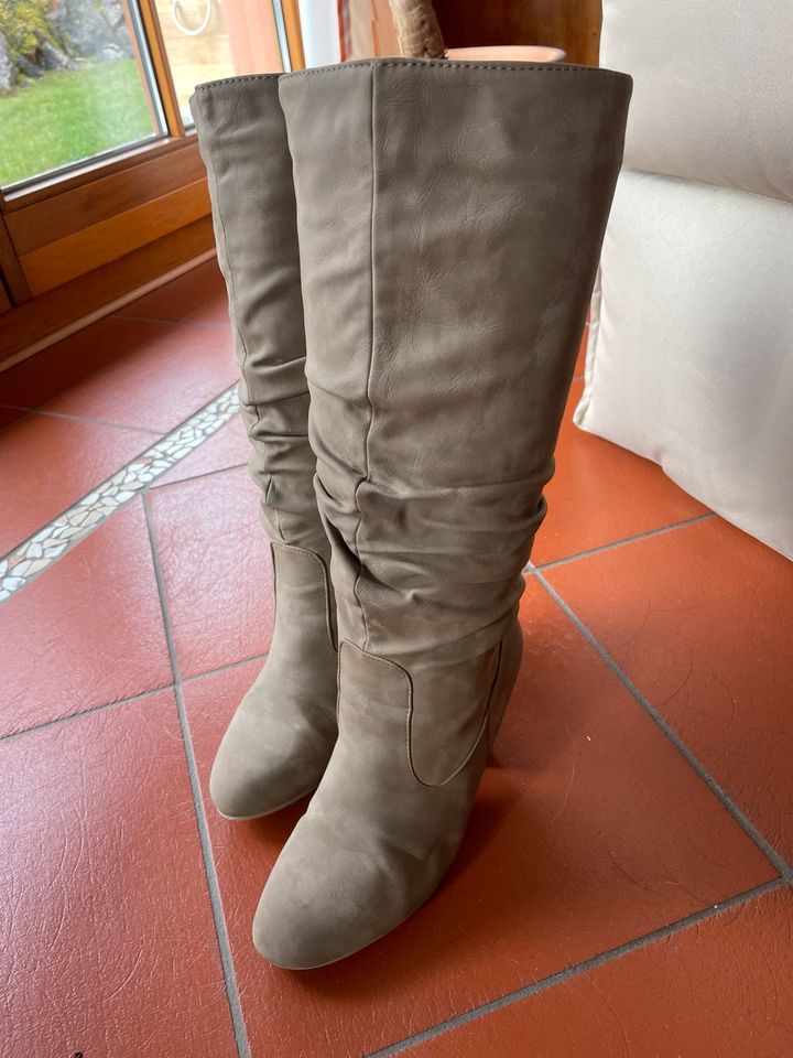 Beige Stiefel mit 8 cm Absatz Gr. 37 wie neu in Geyer