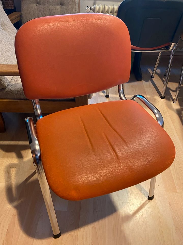 4 Stühle, drei orangefarbene und eine gelbe in Göttingen