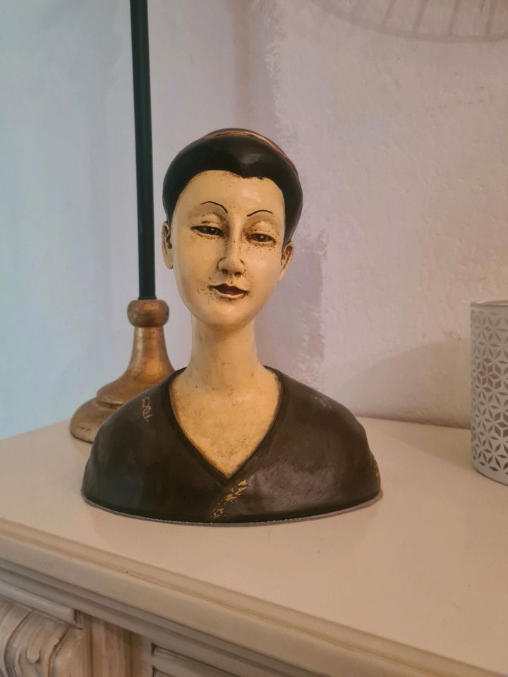 Skulptur einer asiatischen Frau in Molfsee