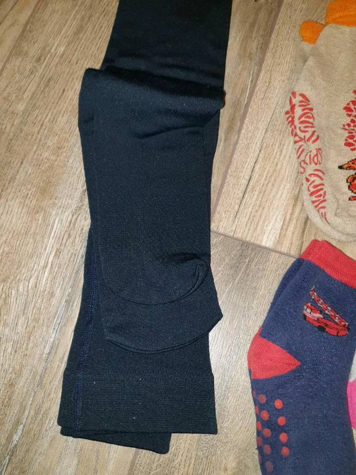 23 Paar Mädchen Stopper Socken Kniestrümpfe Strumpfhose Gr. 23-34 in Bad Lippspringe