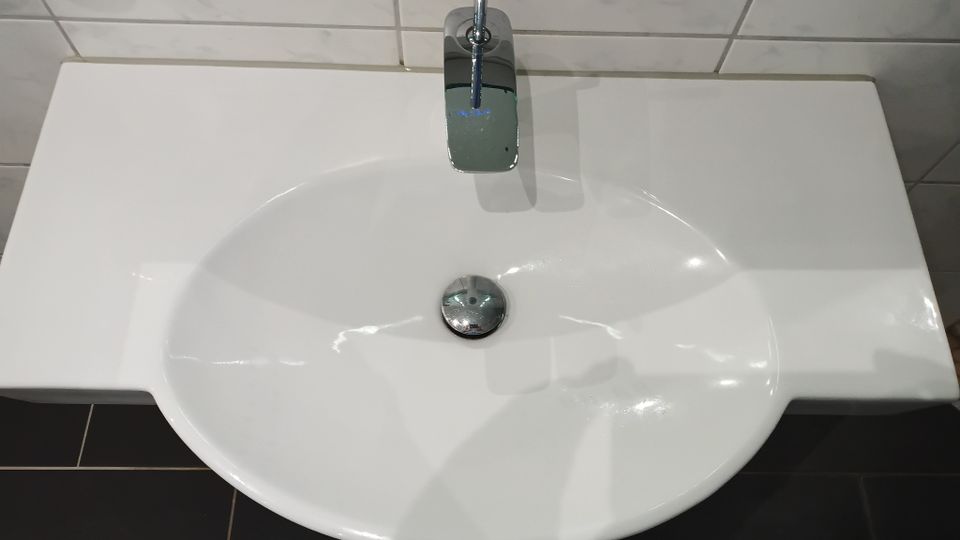 Design Waschbecken weiss mit Ablaufgarnitur Chrom BAD in Usingen