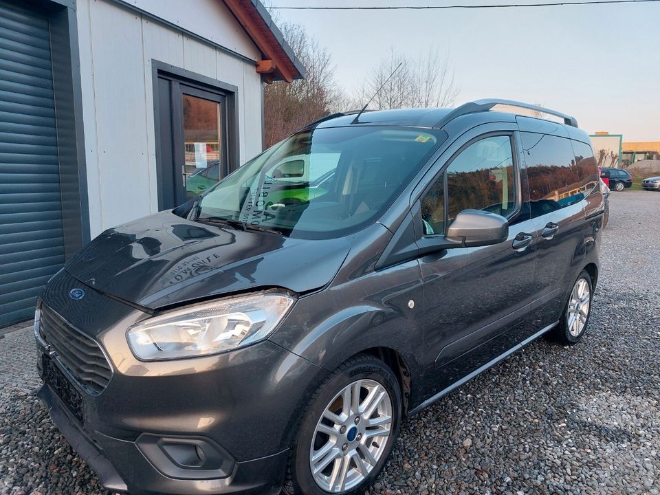 Ford Tourneo Courier Titanium in Meschede
