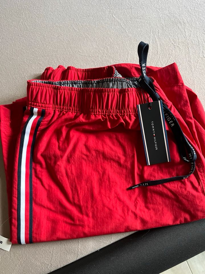 Rote Herren Badehose von Hilfiger in Meerbusch