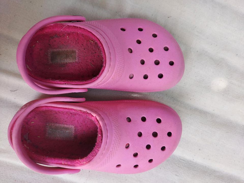 Crocs gefüttert Gartenschuhe 26/27 in Tharandt