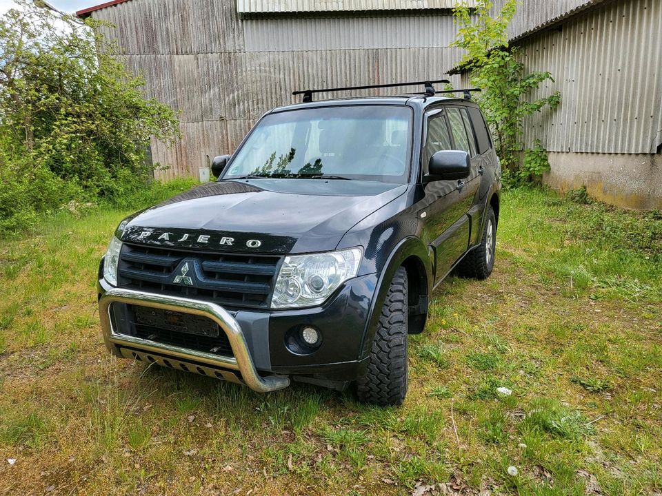 Mitsubishi Pajero 3,2 Diesel, AHK, Schaltgetriebe in Goldberg