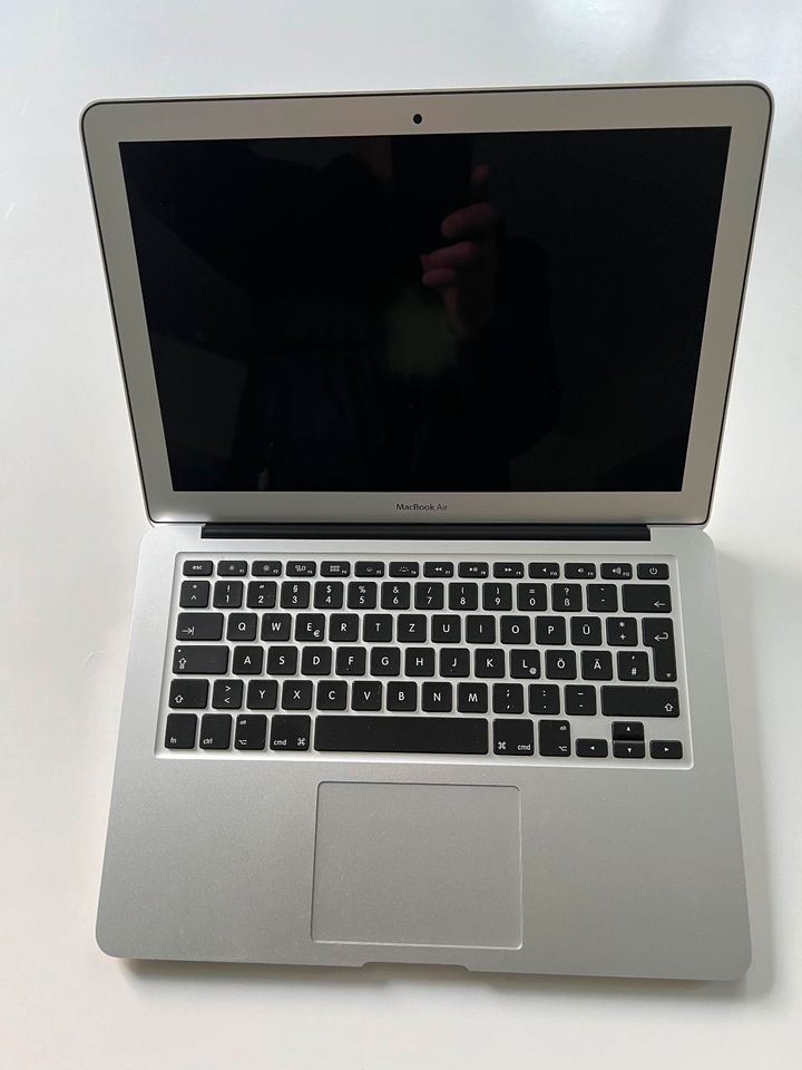 MacbookAir 13 Zoll 256 GB 8 GB in Leck