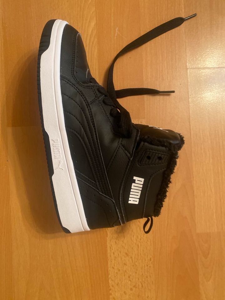 Schwarze Puma Schuhe mit wolle in München