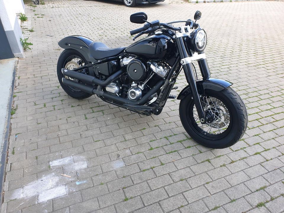 Harley-Davidson Slim/ FLS / EZ.2018 / 107 cui / 6000Km / Softail in Deckenpfronn