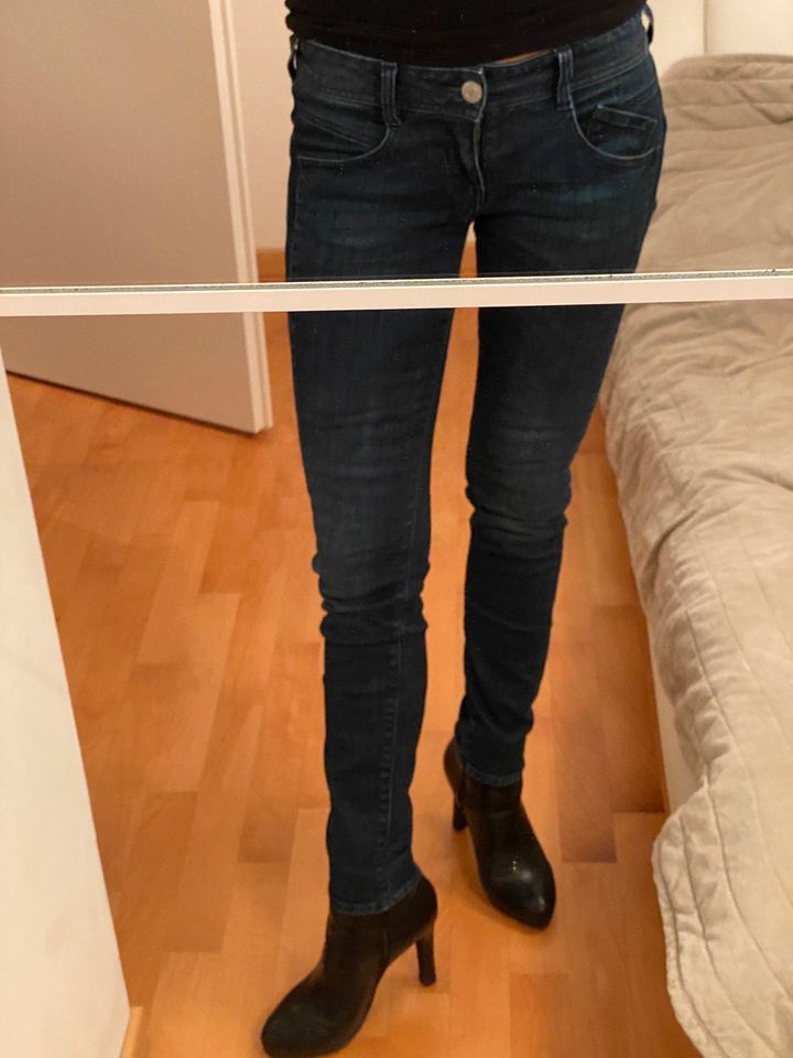 Herrlicher Damenjeans GILA Slim Gr. 26/32 in Hamburg