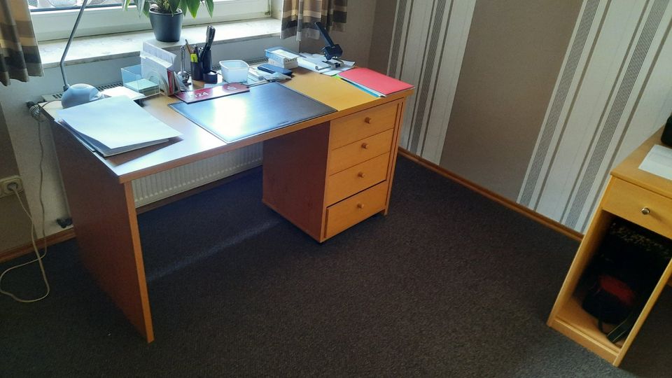 Büromöbel, Schreibtisch und PC-Tisch, div. Regale in Hamm