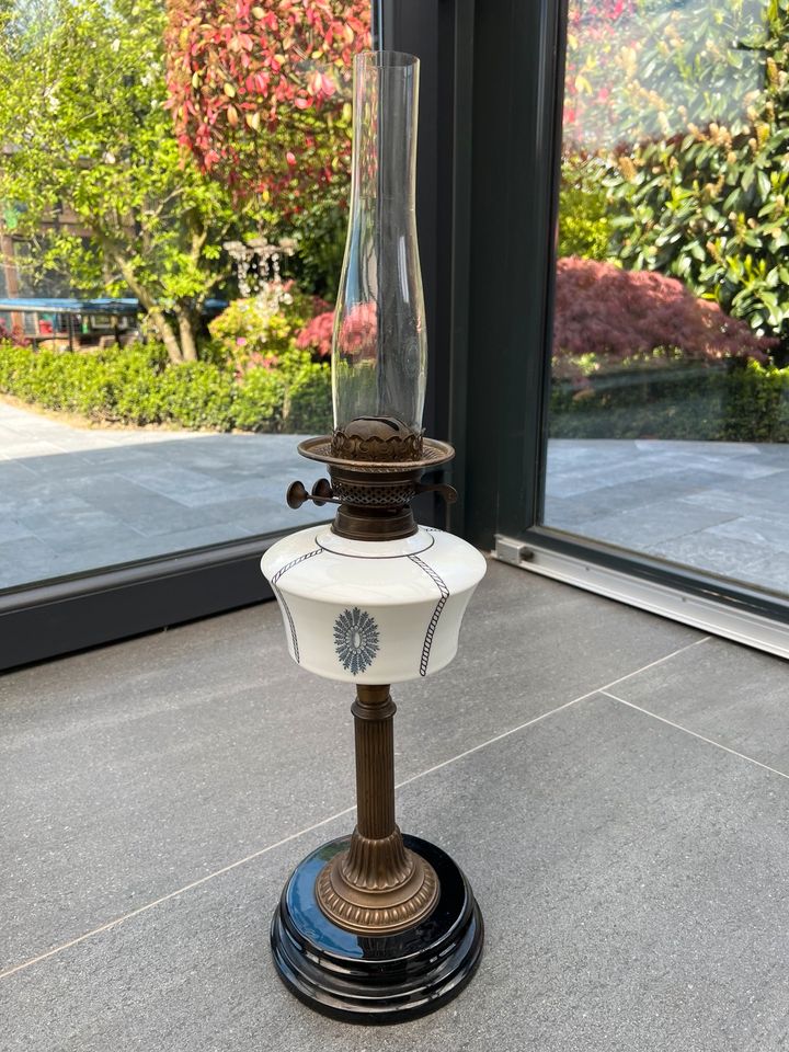 Antike Petroleum Lampe Öllampe Tischlampe in Mönchengladbach