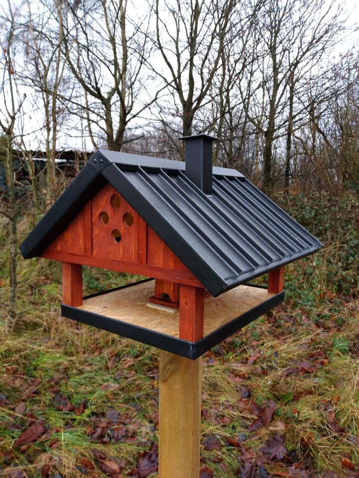 Vogelhaus mit Fuß Vogelhäuser Futterstation Futtersilo in Idstedt