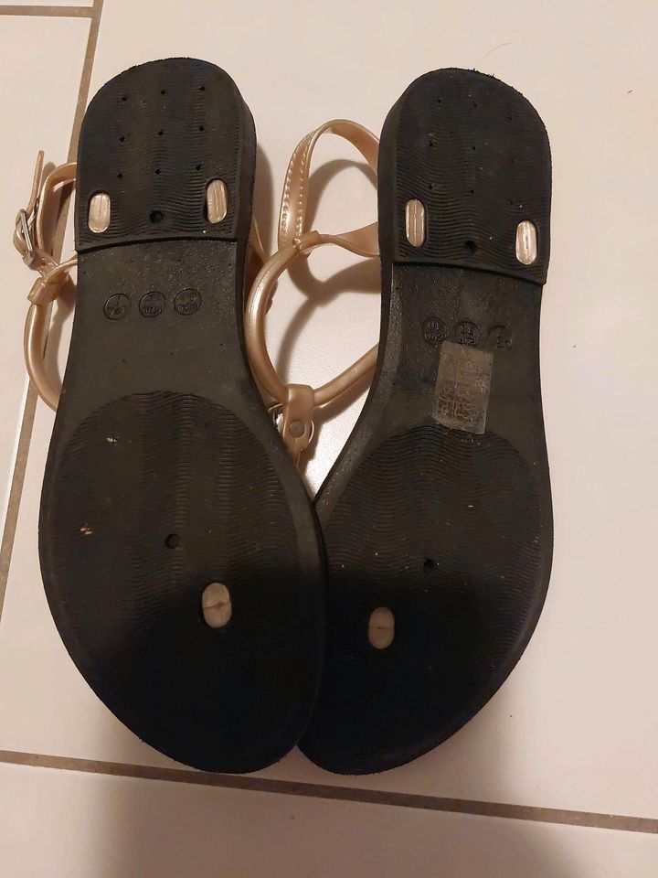 Flip Flop Sandalen Zehentrenner NEU gold in Lennestadt