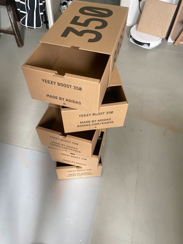 Yeezy boost 350 Karton in Düsseldorf