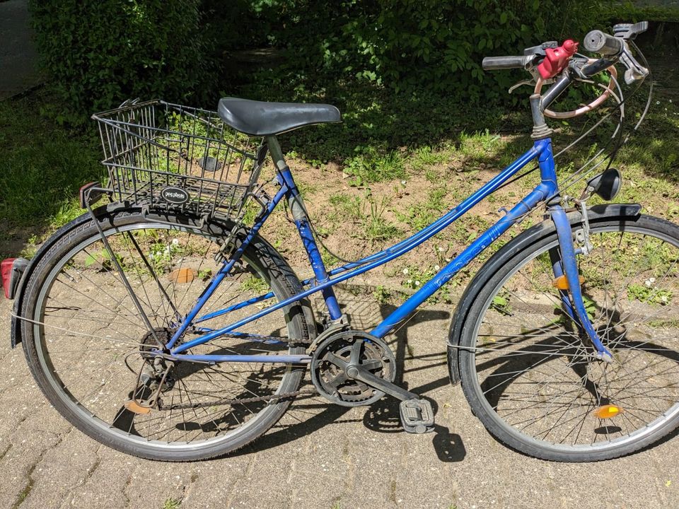 Damenfahrrad blau, 28er, 18-Gang guter Zustand in Wiesbaden