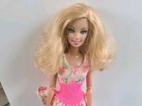 Hübsche Barbie mit Kleidung sowie Schuhen und Ohrringen Köln - Nippes Vorschau