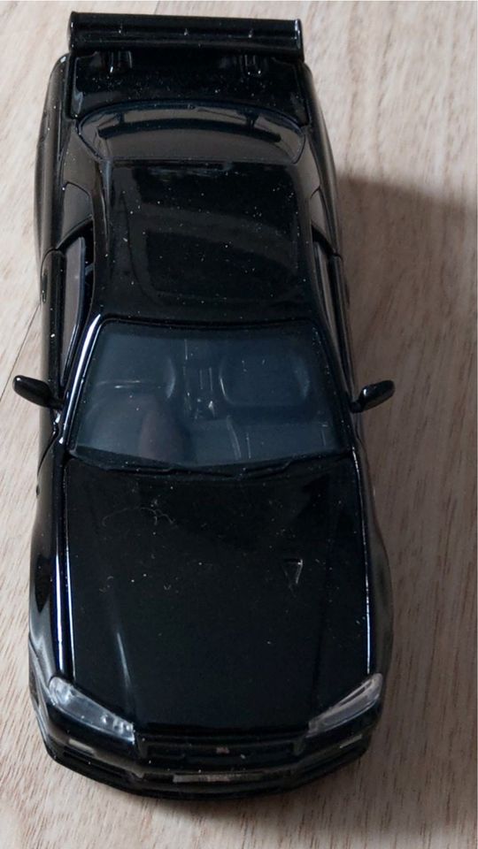 Nissan GT-R Skyline 1998 Maßstab 1:32 Die Cast schwarz, absoluter in Petersberg