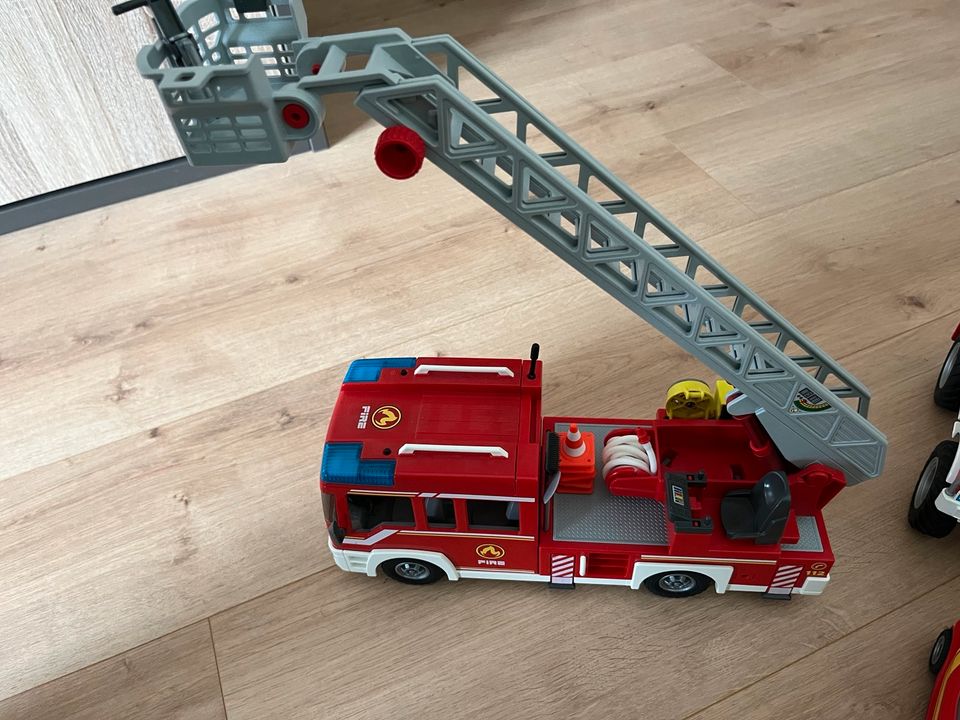 Playmobil Feuerwehrstation und Feuerwehrautos in Kehrig