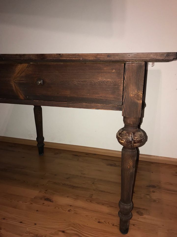 Antiker Tisch mit Stuhl  restauriert sehr alt in Röhrnbach