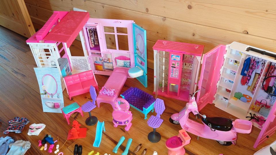 Barbie Sammlung, Kleidung, Fahrzeuge, Häuser in Mechernich