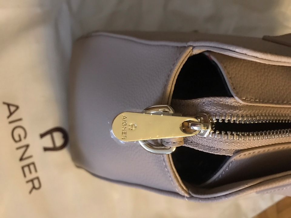 Aigner Tasche mit Tragriemen nougat in Emmingen-Liptingen