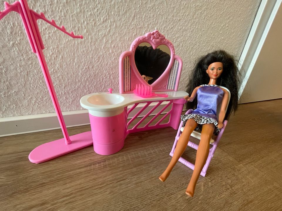 Barbie Schminktisch inkl. Puppe in Unna