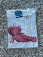 2x Kaws x Uniqlo T Shirt Bayern - Unterhaching Vorschau