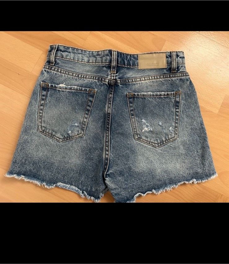 STRADIVARIUS Jeans-Short (EUR 36) in Büchlberg