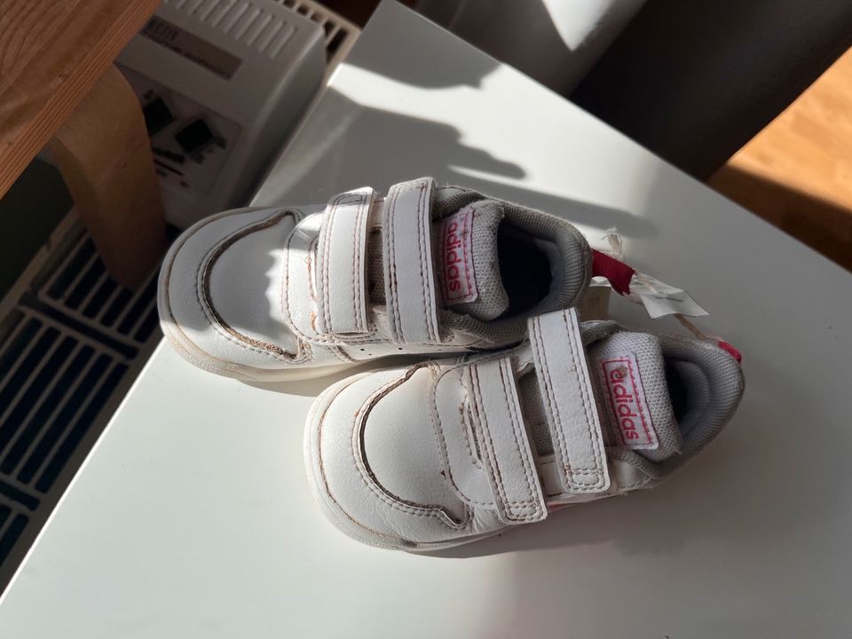 Kinderschuhe Adidas 22 in Heroldstatt