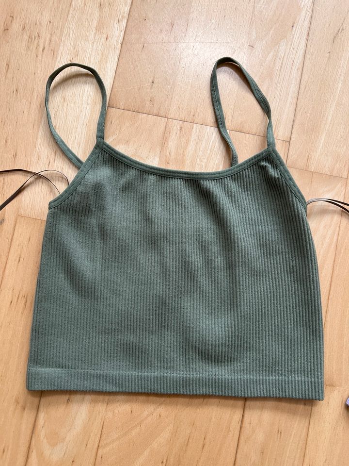 2 x Crop Top von Stradivarius Gr S/36 olive und Lilia Set in Gaukönigshofen