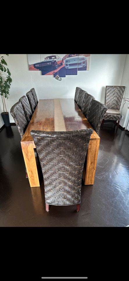 Massiver Echtholztisch mit 10 Stühlen in Bad Oeynhausen