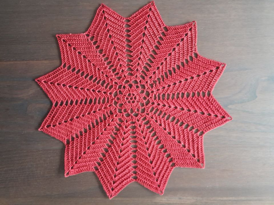 Häkeldecke in einem satten Rot, Handarbeit in Barßel