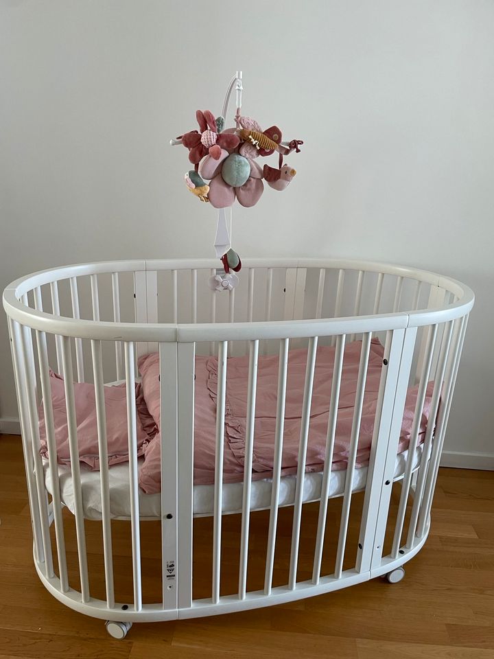 Babybett baby Ausstattung gitterbett Stokke Sleepi Bett NP 800€ in Berlin