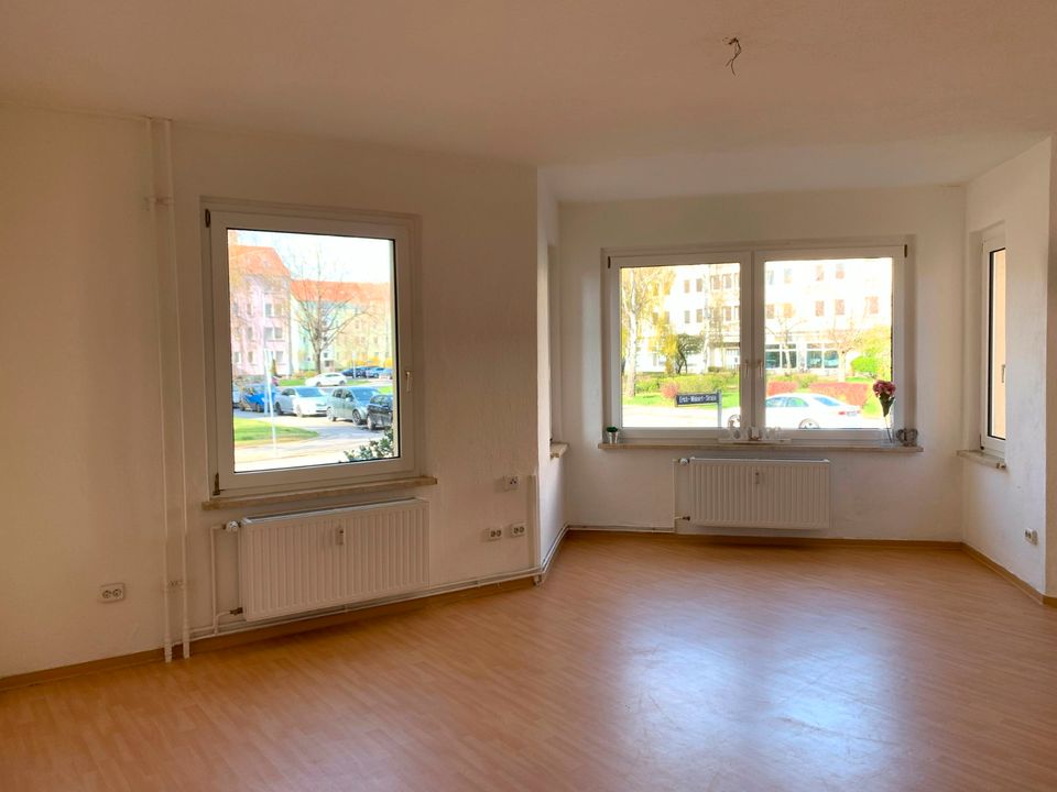 Wohnzimmer mit Eckausblick, großzügige Singlewohnung im Erdgeschoss in Calbe (Saale)