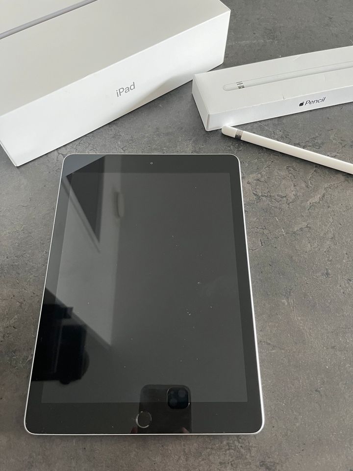 Apple iPad 6th Generation 2018 32 GB mit Apple Pencil in Hamburg
