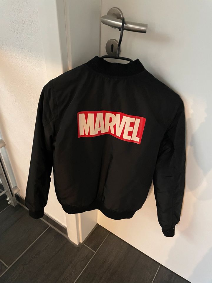 H&M Marvel Jacke Gr 134/140 in Grafenwöhr