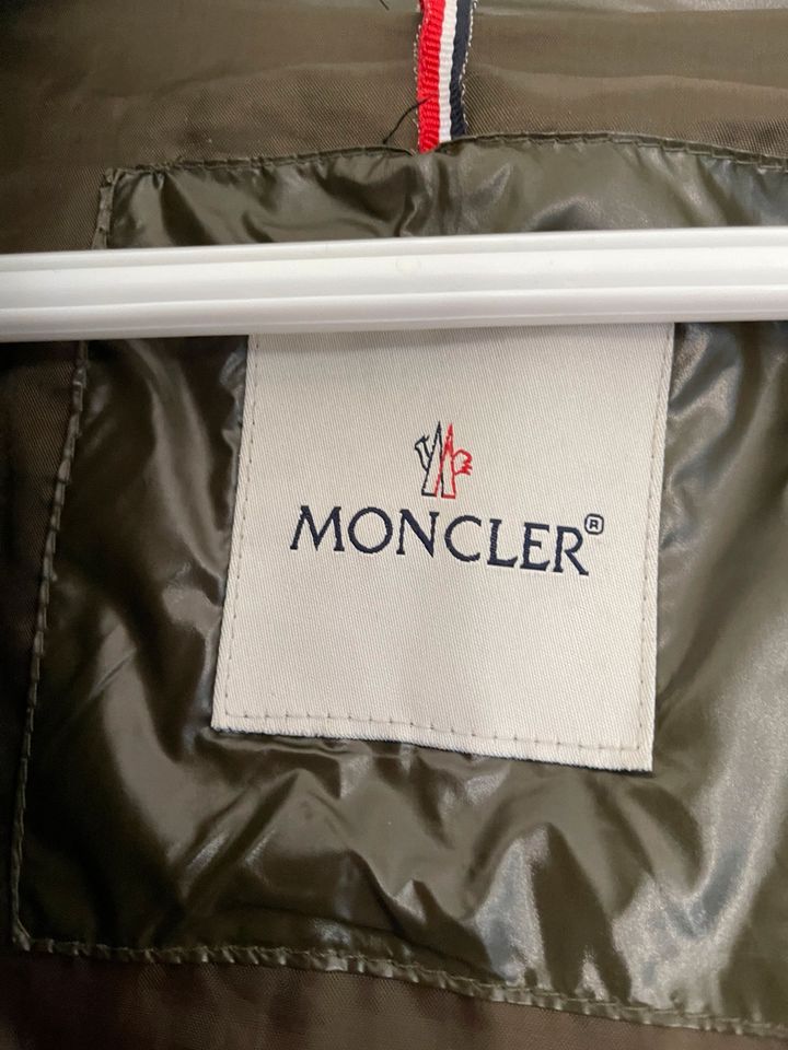 Moncler - leichte Daunenjacke - XL in Bad Tölz