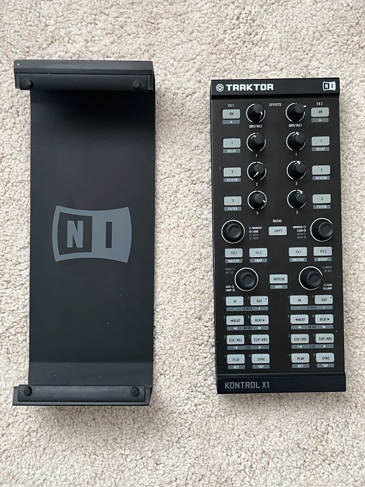 Traktor X1 mk1 native Instruments inklusive Aluhalterung in Düsseldorf