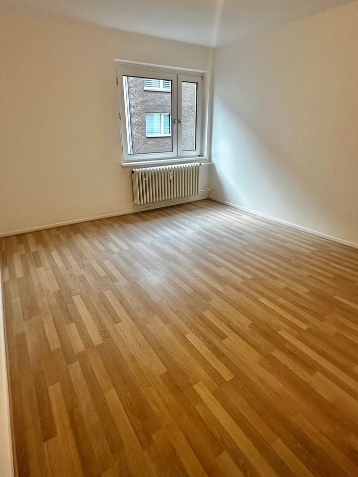 Helle und modernisierte Wohnung mit zwei Zimmern und Südbalkon in Düsseldorf