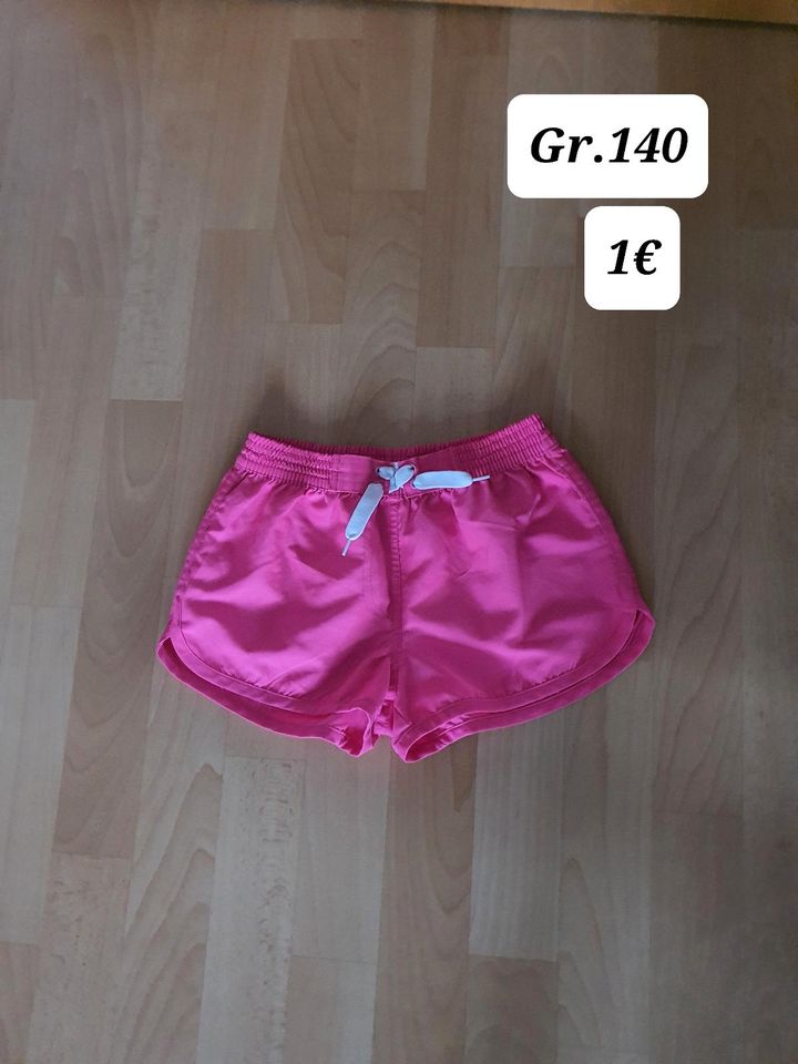 Mädchenbekleidung in gr.134-140 abzugeben in Zeitz