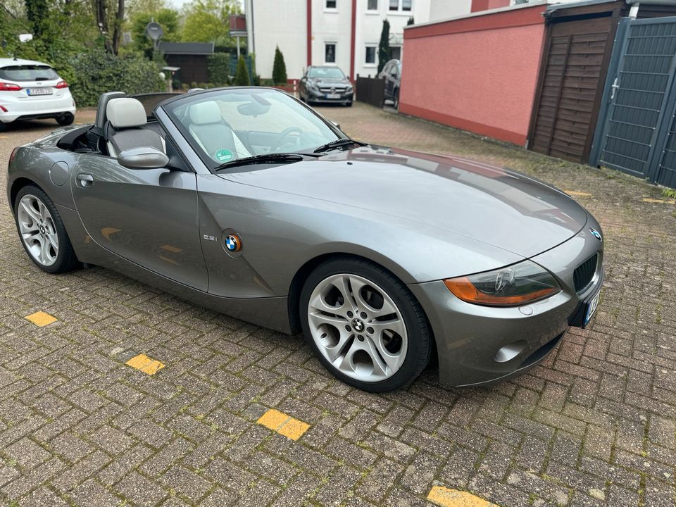 BMW Z4 E85 2,5i 6 Zyl. M54 Roadster *Sehr guter Zustand* in Leverkusen