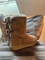 UGG Boots grau mit Satin Schleife Gr. 38 wie NEU Niedersachsen - Edemissen Vorschau