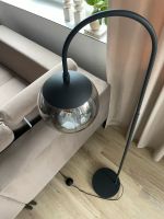 Schöne schwarze Stehlampe mit Rauchglas Hessen - Gießen Vorschau