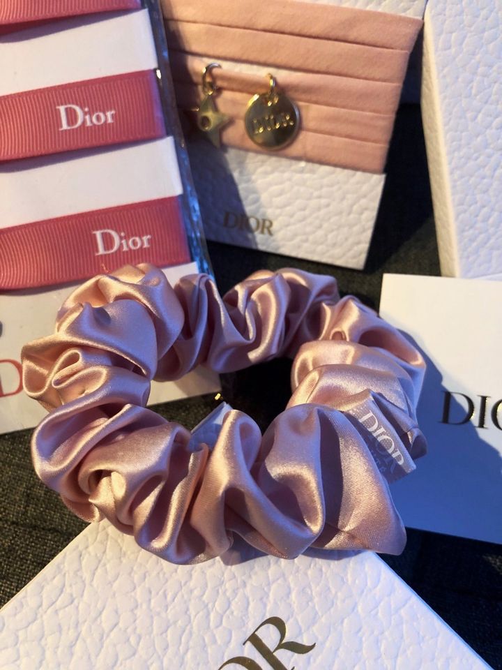 Dior Geschenkset Haargummi Armband Beautyset Neu in Aurich