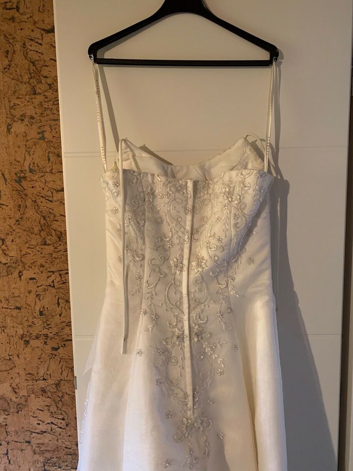 Wunderschönes Brautkleid weiß bestickt Gr. S in Titisee-Neustadt