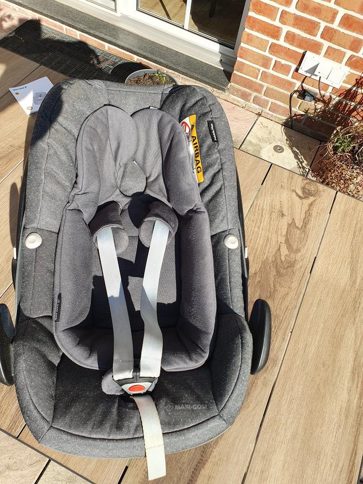 MAXI COSI Pebble Plus Babyschale incl. Sitzverkleinerer in Haltern am See